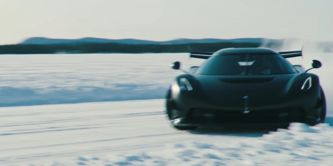 كوينيجسيج يسكو تؤدي الدرفت على الثلج