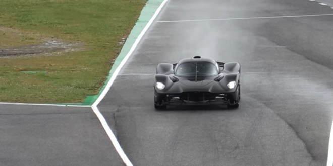 شاهد أداء أستون مارتن فالكيري تحت المطر على الحلبة