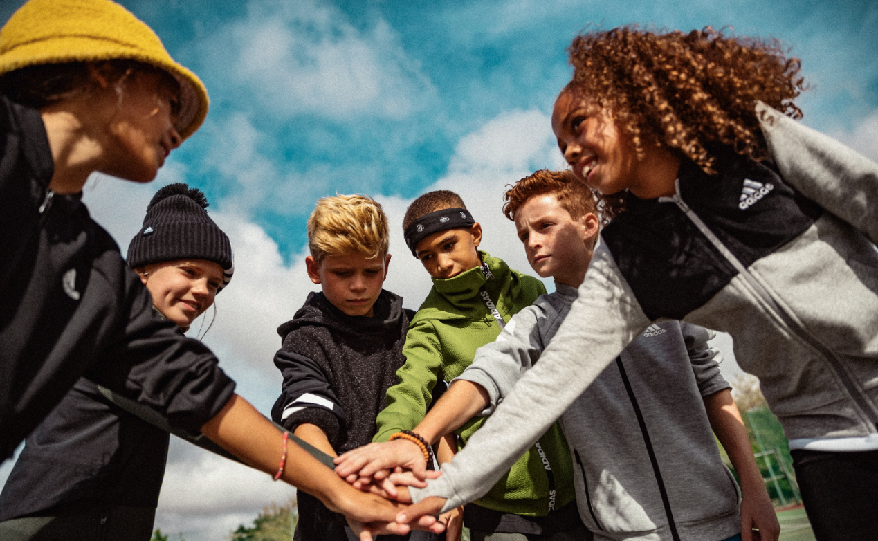 عرض Back to Sport من adidas – أنثى