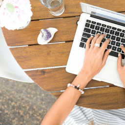 كيف يمكن للمنصة الإلكترونية أن تبني الثقة بين البائعين والعملاء في عملية حل النزاعات المختلفة؟