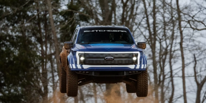 فورد F-150 لايتنينج Switchgear تلمح لمستقبل أداء كهربائي واعد