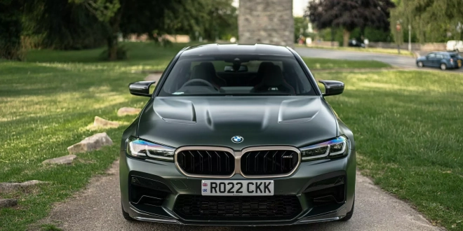 كريس هاريس يعرض سيارته بي إم دبليو M5 CS للبيع، بماذا وصفها